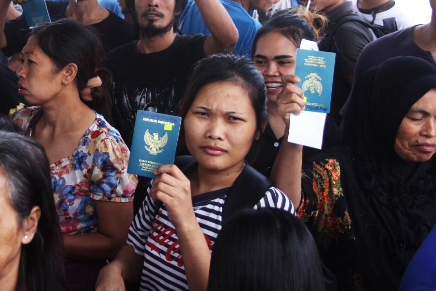 Pekerja migran asal Indonesia memperlihatkan paspor saat proses deportasi dari Malaysia, 19/7/2019. 