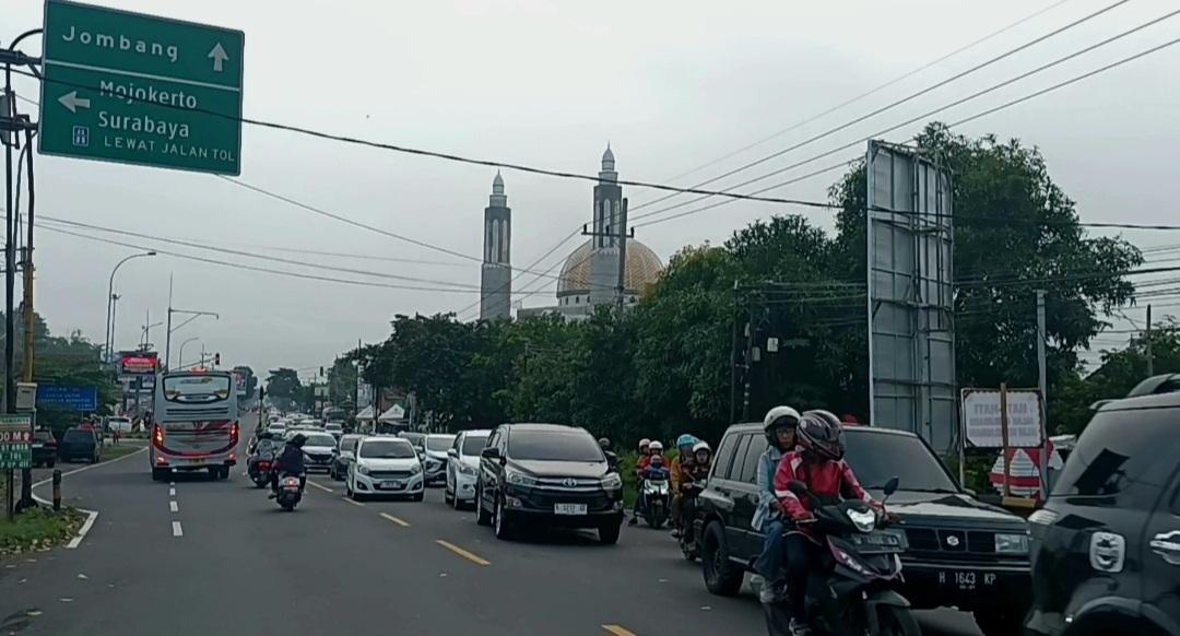 Jalan Nasional di Jombang Mengular Hingga 5 Kilometer, Gerbang Tol Bandar Semrawut