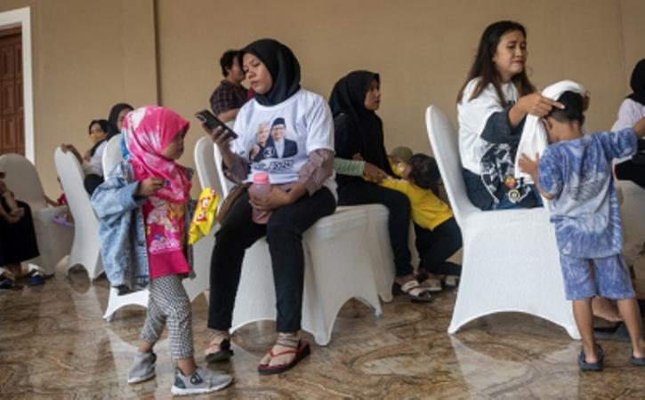 Sejumlah anak berada di ruangan khusus yang disediakan panitia saat kampanye pilpres di Palu, Sulawe