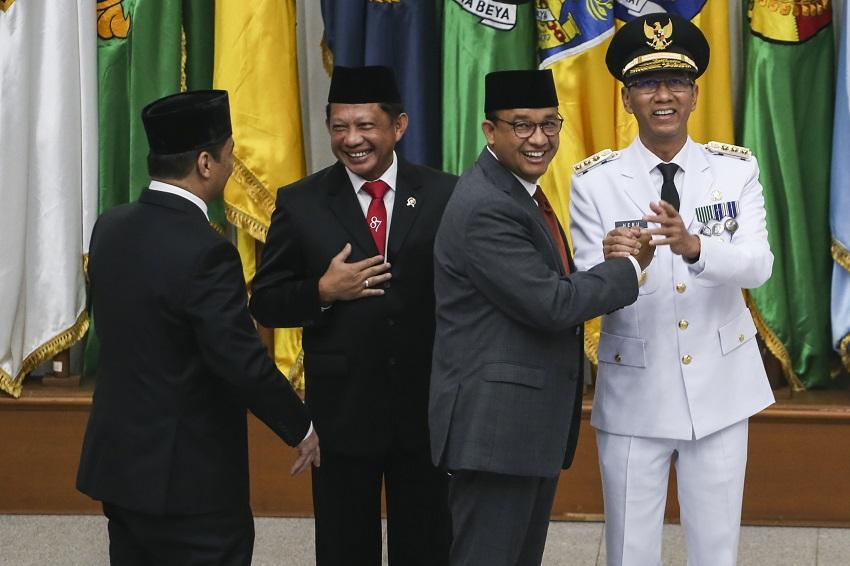 Ucapan selamat ke Pj Gubernur DKI Jakarta, Heru Budi Hartono (baju putih) usai pelantikan oleh Menda