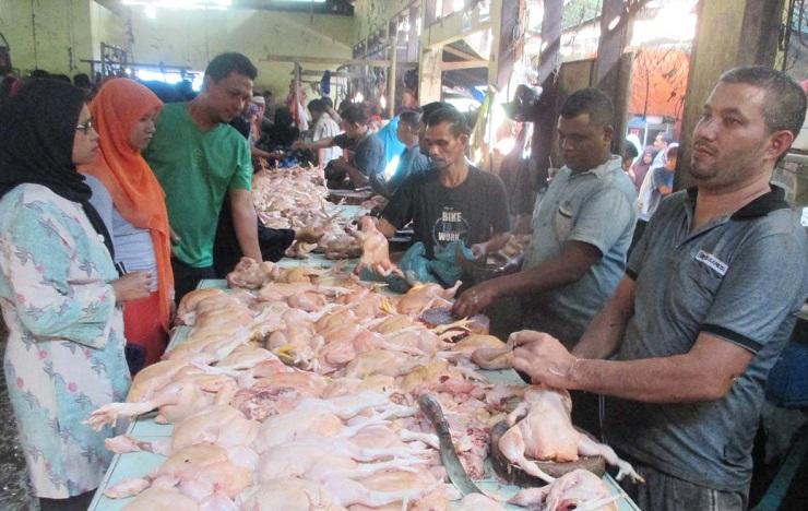 Harga Ayam potong disejumlah pasar tradisional di Kota Lhokseumawe, naik Rp 15 ribu per kilo. (Foto 