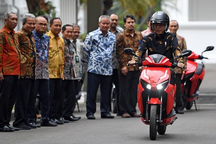Jokowi Ajak Masyarakat Gunakan Motor Listrik