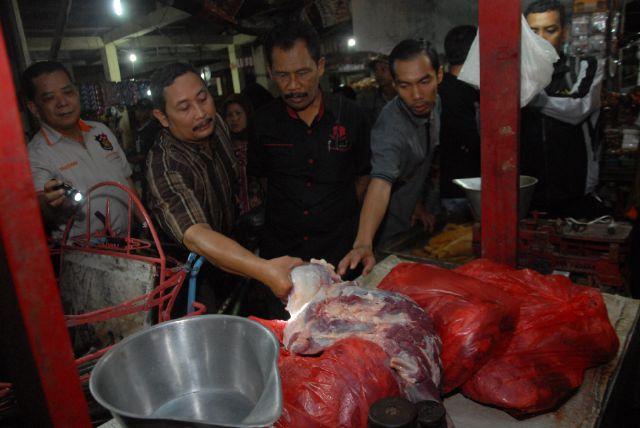 Antisipasi peredaran daging celeng.Petugas gabungan dari Polres dan Dinas Peternakan Jombang melakuk