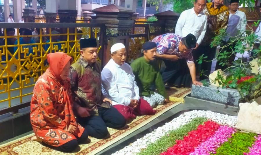 Pasangan Risma-Gus Hans Ziarah ke Makam Pendiri NU di Jombang