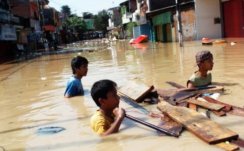 Banjir di Pondok Gede Permai Surut, Warga Mulai Bersihkan Lumpur
