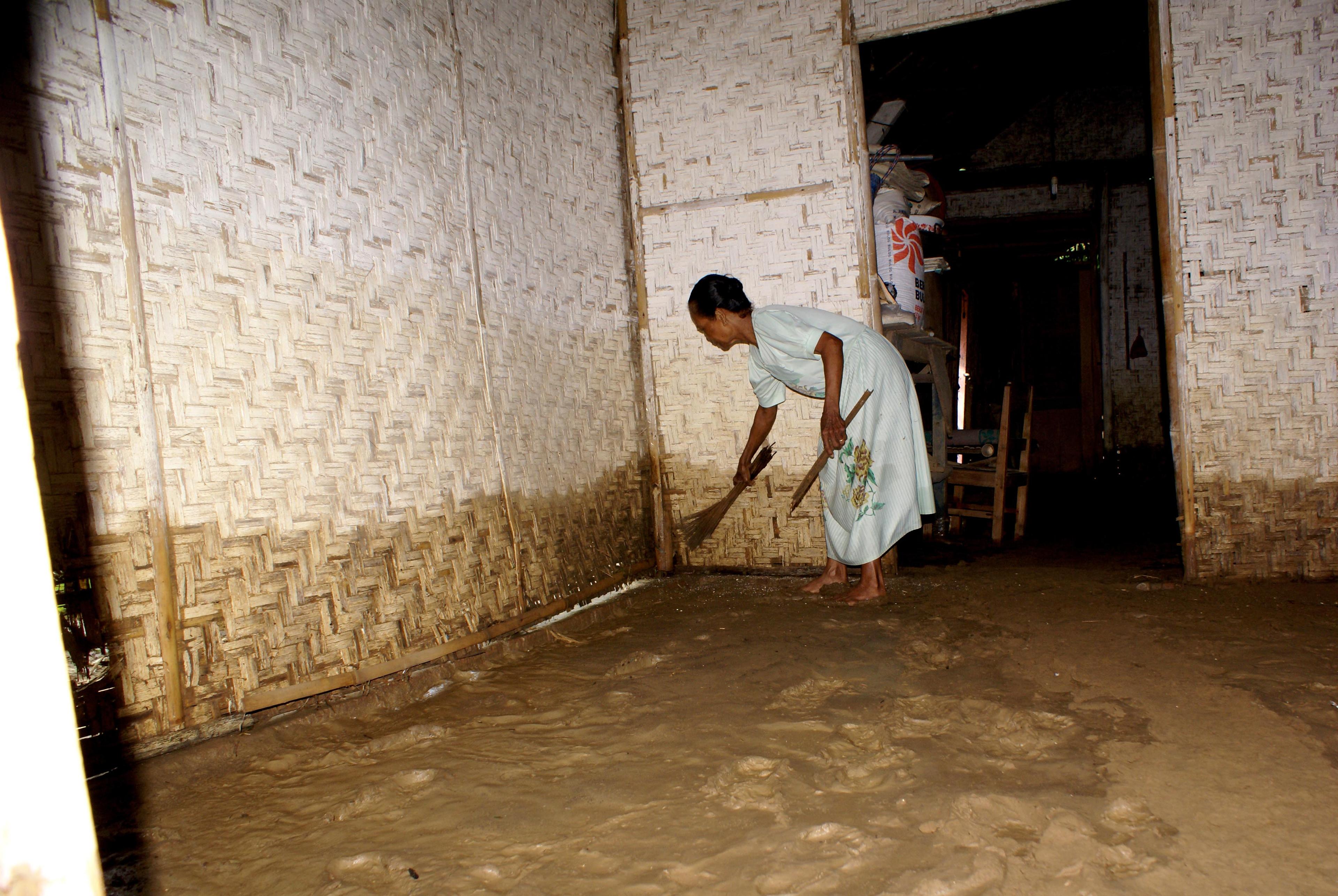 Korban Banjir Trenggalek Bersihkan Lumpur