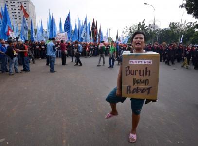 Ratusan Buruh di Sulut Tuntut Penerapan UMP 2013
