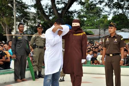 Berjudi, Anggota Polisi di Aceh Dicambuk