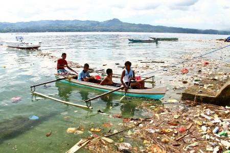Aktivis Lingkungan Surabaya Gelar Diet Kantong Plastik