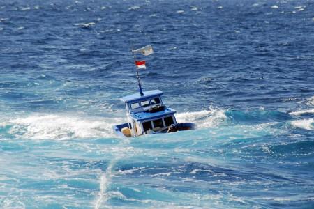 Kapal KM Cahaya Ilahi Terbalik di Peraian Ujung Lero Sulawesi Selatan