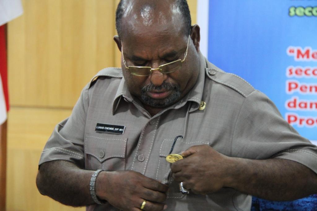 Aktivis: Pin Emas untuk Pejabat Papua adalah Gratifikasi
