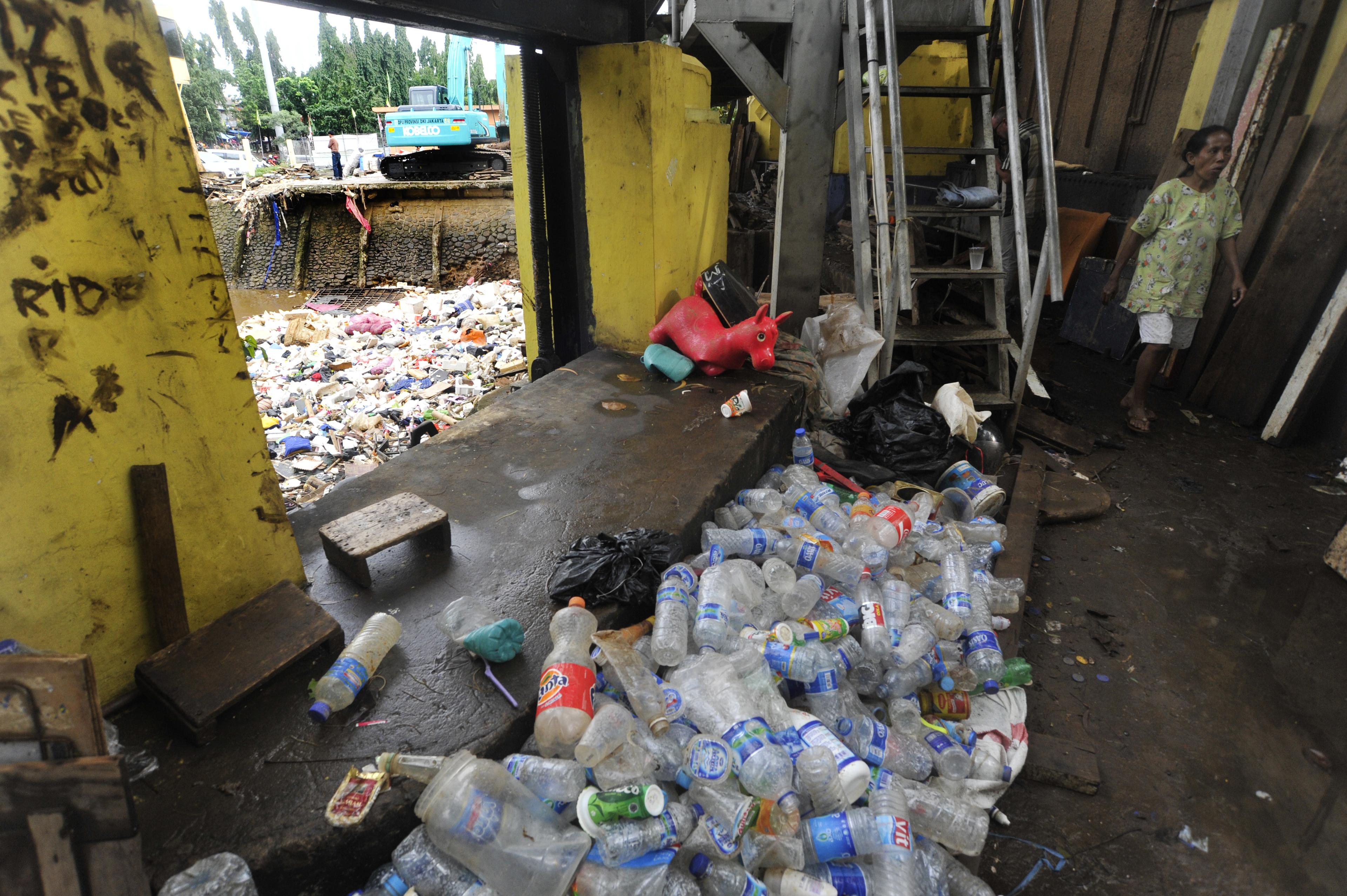 Jokowi: Atasi Sampah, Warga Jangan Buang Sampah ke Sungai