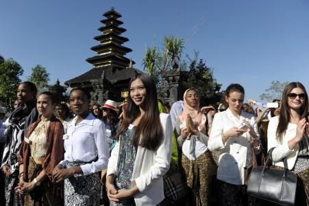 Pelaku Wisata Bali Desak Jajak Pendapat Komersialisasi Besakih