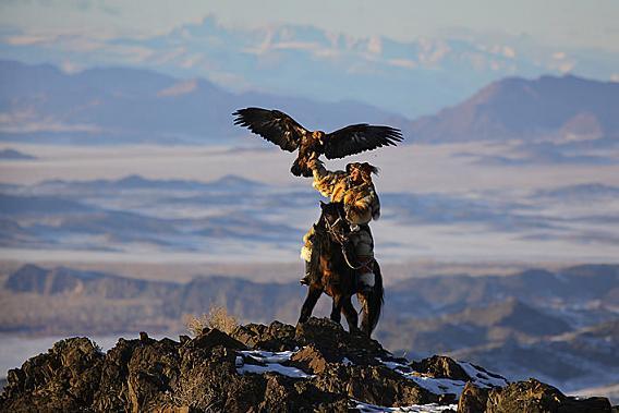 Suku Kirgiz Dan Tradisi Memelihara Burung Elang Emas