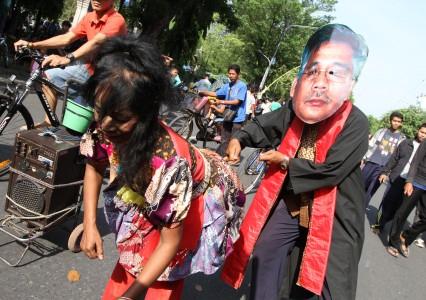 Terkait Suap Akil Mochtar, KPK Periksa Penyanyi Dangdut Rya Fitriani