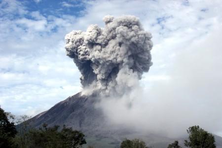 Gunung Sinabung Berstatus Awas, Jumlah Pengungsi Bertambah