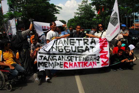 Penyandang Disabilitas Blokir Jalan di Kota Bandung