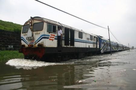 Banjir Rendam Rel di Porong, Perjalanan Kereta Api Dialihkan