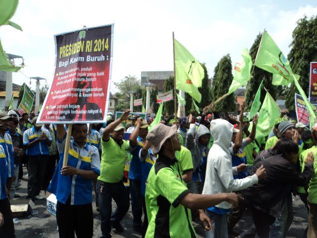 Joget Massal Warnai Aksi Buruh di Surakarta