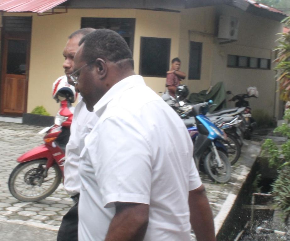 Bupati Maybart Jadi Tahanan Titipan Kejaksaan di Rutan Polda Papua