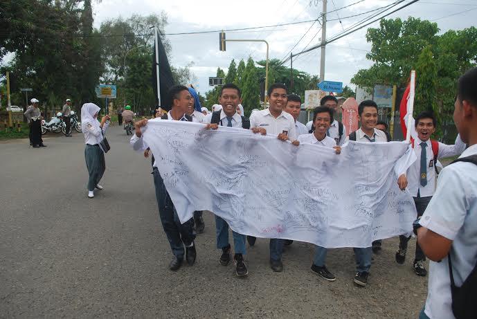 Aksi Jalan Kaki Warnai Kelulusan Siswa di Polewali Mandar