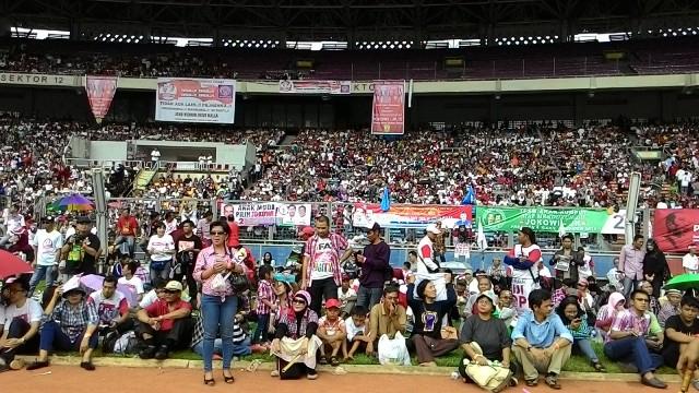 Konser Dua Jari: Gegap Gempita Ribuan Orang Dukung Jokowi-JK di GBK