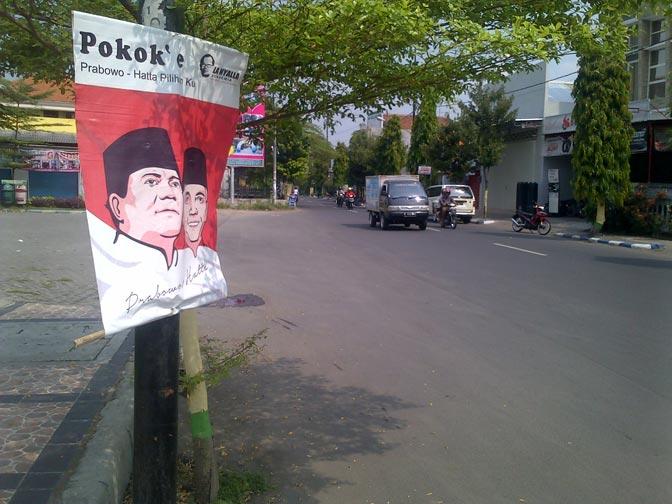 Atribut Kampanye Masih Terpasang di Jombang