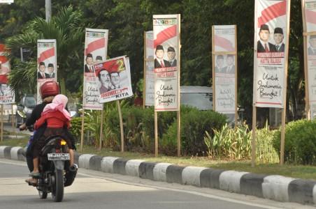 Satpol PP Bandung Sita Ribuan Alat Peraga Kampanye
