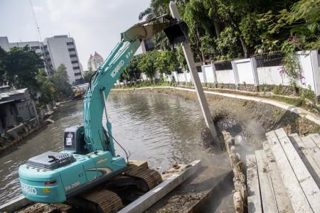 Pemprov DKI: Pembetonan Sungai Ciliwung Sesuai Kajian