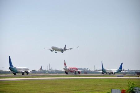 Petugas Bandara Tahan Penumpang Pembeli Tiket dari Calo