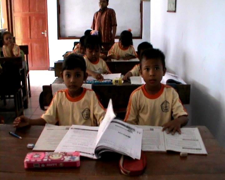 Siswa SDN Ngrimbi II Belajar Dengan Buku Fotocopy Kurikulum 2013 Buram