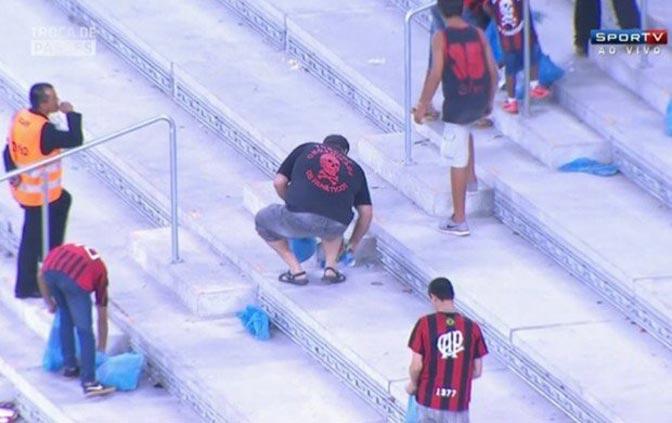 Tiru Penonton Jepang, Pendukung Tim di Brasil Bersihkan Sampah di Stadion