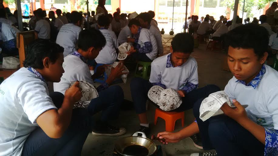 Aksi Membatik Pelajar di Cirebon Pecahkan Rekor MURI