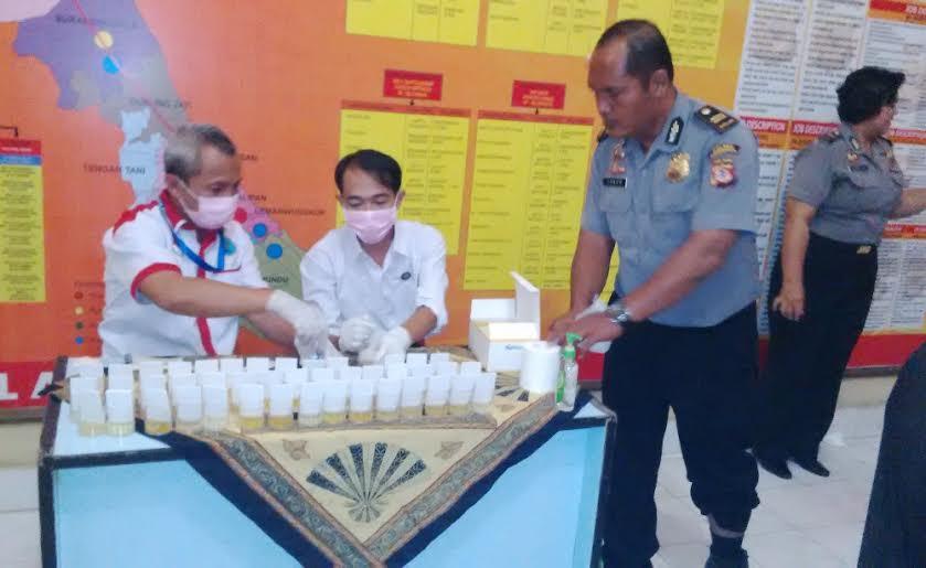 Jadi Ujung Tombak Pemberantasan Narkoba, Polisi Cirebon Dites Urine