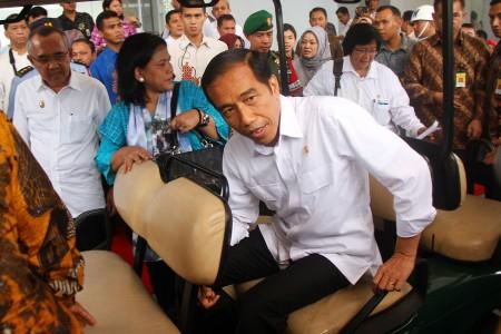 Jokowi Lantik Tiga Pejabat