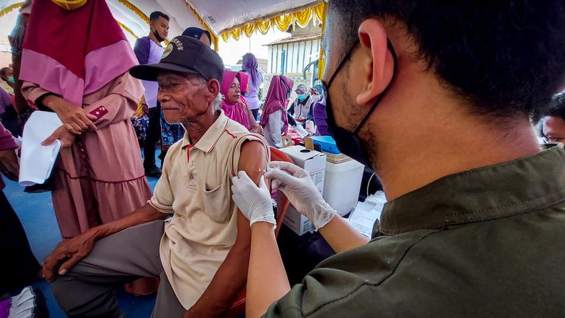AIHSP, Save The Children, dan Migrant CARE Vaksin Ratusan Masyarakat Rentan di Jawa Tengah