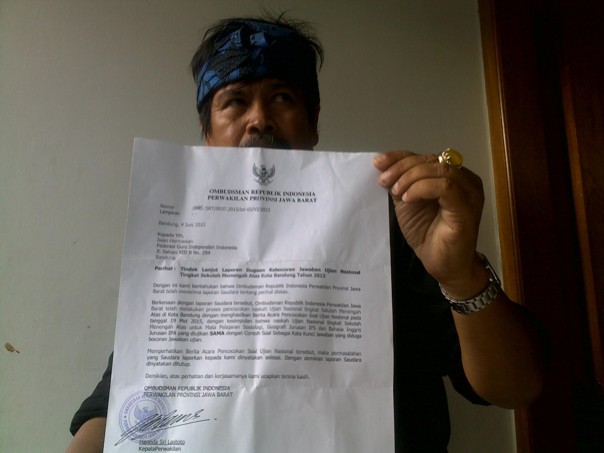 Sekertaris Jenderal Federasi Guru Independen Indonesia (FGII), Iwan Hermawan, menunjukkan surat pern