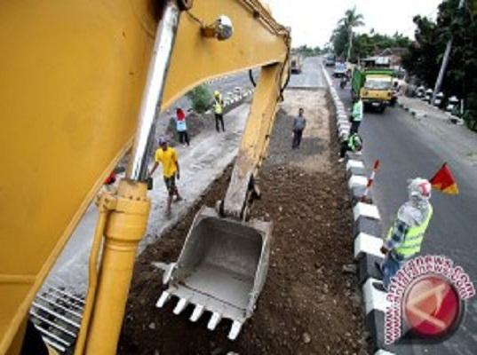 Sambut Lebaran, Dinas Bina Marga Mulai Perbaiki Jalan Rusak