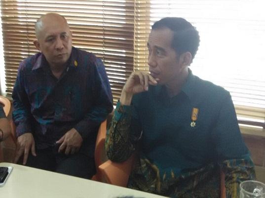 Presiden Joko Widodo bersama Staf Khusus Tim Komunikasi Presiden Teten Masduki. Foto: KBR/ Aisyah Kh