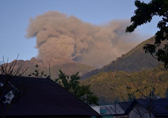 Banyuwangi Terpapar Abu Vulkanik Gunung Raung, 40 Ribu Masker Dibagikan
