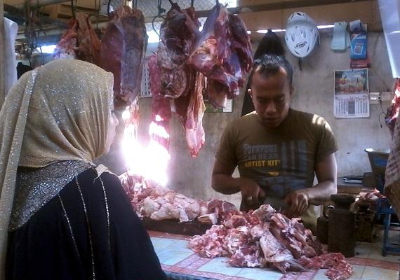 Aktivitas penjualan daging di Pasar. (Foto: Friska)