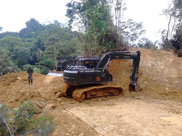 Pembangunan Jalan di Kawasan Perbatasan, Entikong, Kalimantan Barat (Foto: KBR)