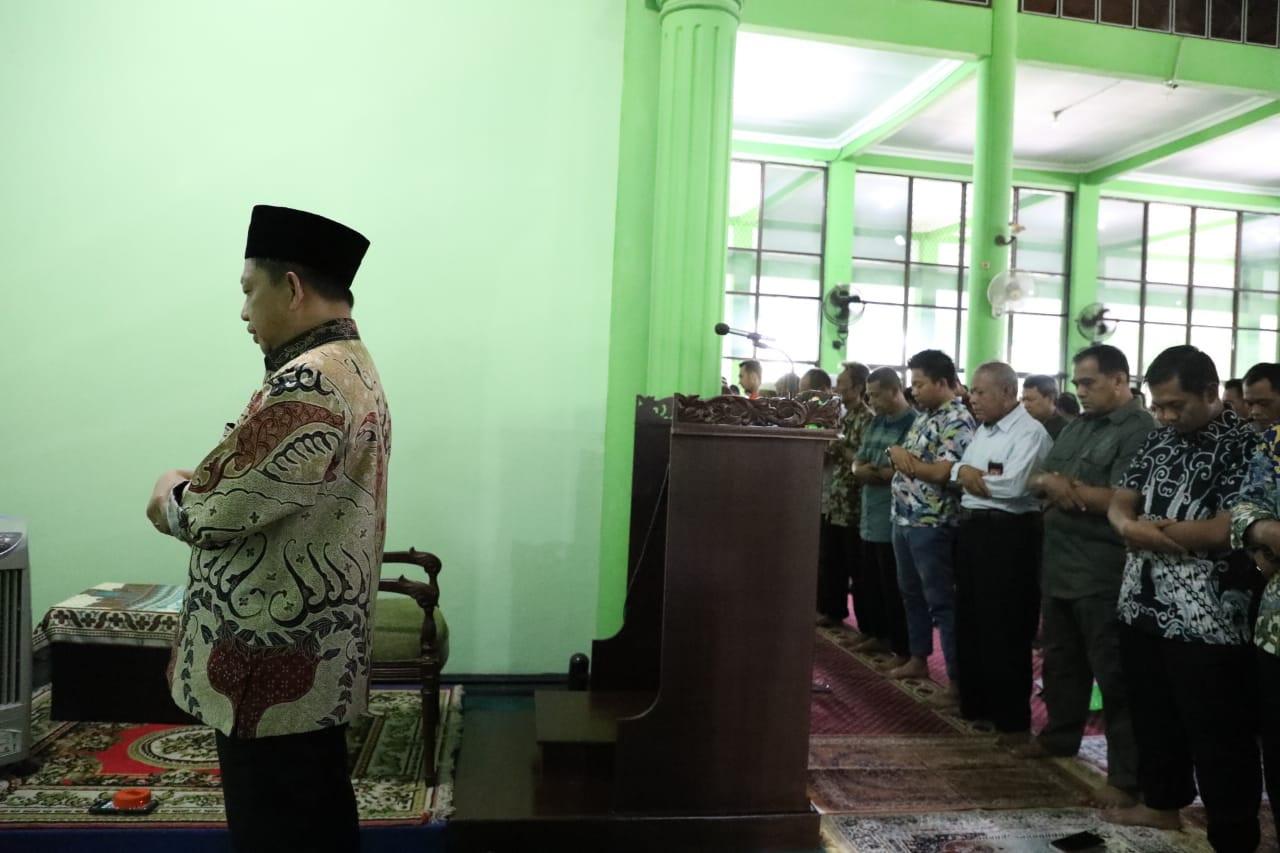[Advertorial] Mendagri Imami Solat Jumat di Masjid At-Taqwa, Bandara Juanda, Surabaya