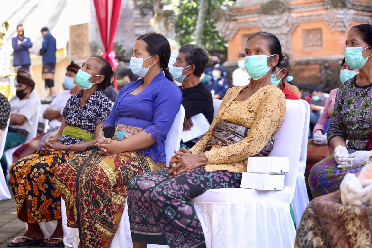 Pandemi Covid-19, Buruh Angkut Pasir di Bali dapat Bantuan Kemensos