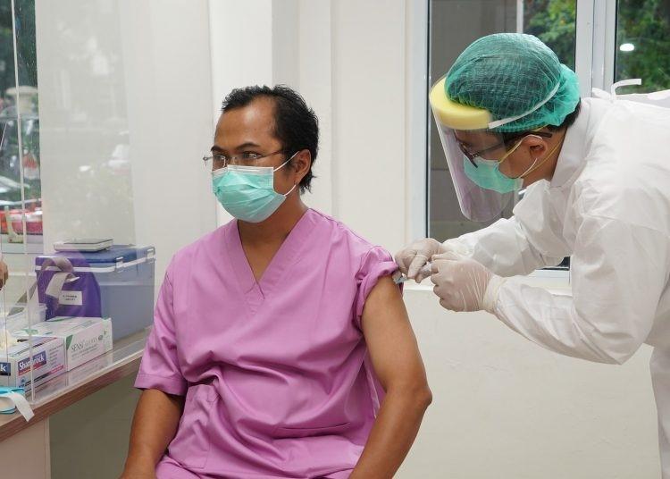 Tenaga Kesehatan di RSCM Merasa Lebih Aman setelah Mengikuti Program Vaksinasi Perdana