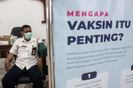 Jokowi Pastikan Vaksinasi COVID-19 Sampai Daerah Pelosok