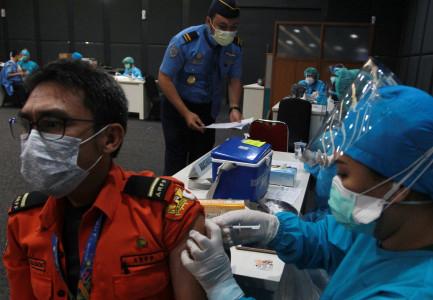 Upaya Pemerintah Permudah Lansia dan Pelayan Publik Mendapatkan Vaksin