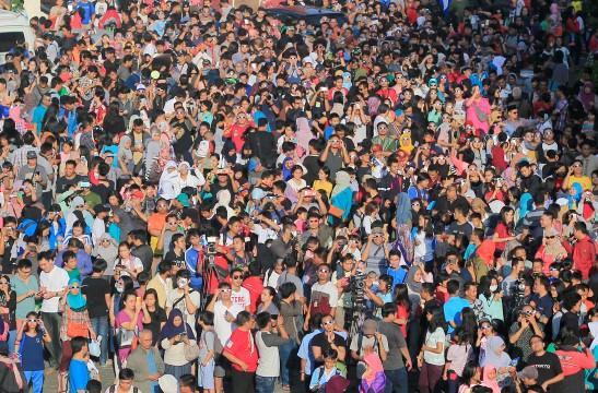FOTO: Antusiasme Warga Jakarta Amati Gerhana Matahari Total