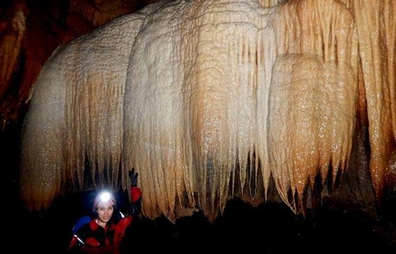 Ornamen stalaktit yang indah