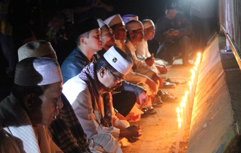 9 Kyai Majalengka tengah berdoa untuk keselamatan dan korban kecelakaan yang meninggal di tol Cipali
